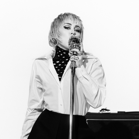 Miley Cyrus presenta ‘Miley's Touch’, la nueva versión de ‘Midas Touch’ de Midnight Star