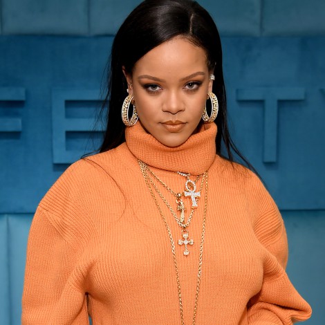 Rihanna vuelve a incendiar las redes con su colección de ropa interior del Orgullo