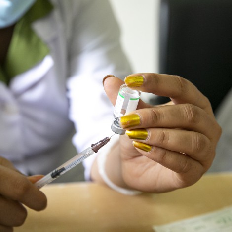 El desafortunado comentario de una joven sobre vacunar a las personas de 40 años: “No van a salir”