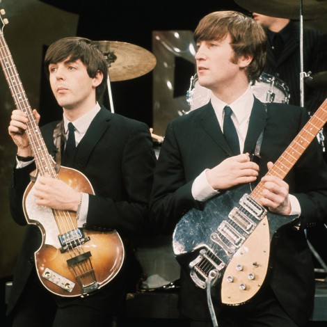 John Lennon y Paul McCartney: un encuentro histórico entre puestos de refresco y pasteles