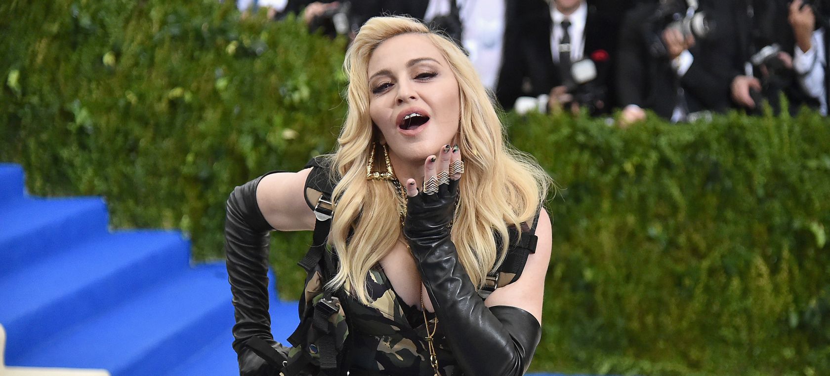 Madonna comparte sus primeras experiencias sexuales como adelanto de su película