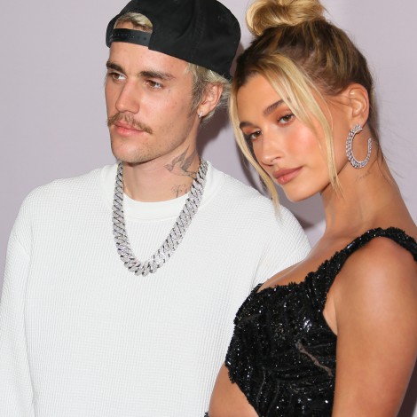Justin Bieber se etiqueta junto a su mujer, Hailey Bieber, como “mamá y papá” y la lía