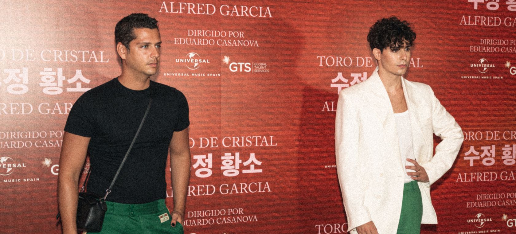Alfred García reúne a amigos y fans para presentar ‘Toro de Cristal’, su nuevo vídeo musical