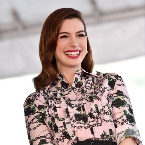 Anne Hathaway celebra los 20 años de ‘Princesa por sorpresa’ con mucho glamour (y unas patatas)
