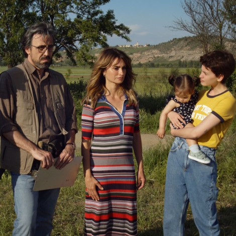 El póster de ‘Madres Paralelas’ de Almodóvar siembra la polémica y pone a prueba la censura