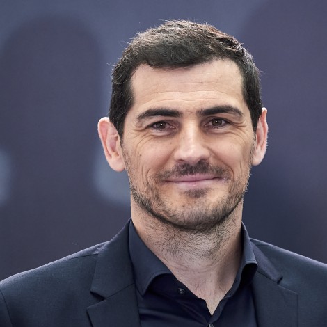 Iker Casillas planta cara al incendio de Navalacruz junto a decenas de voluntarios