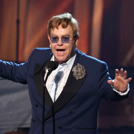 Elton John canta por primera vez en directo ‘Cold Heart’... ¡en un chiringuito de la playa!