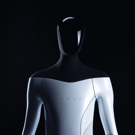 Elon Musk fabricará un robot humanoide. Presenta a un hombre disfrazado de robot