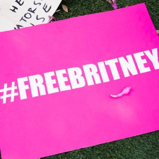 Britney Spears: Empezó con varios topless y ahora se ha dado la vuelta para mostrar su trasero