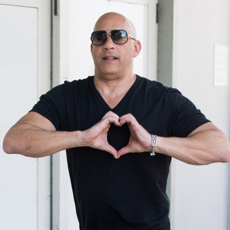 A Vin Diesel le pillan sin camiseta durante sus vacaciones en Italia y lo que se ve da para muchos memes