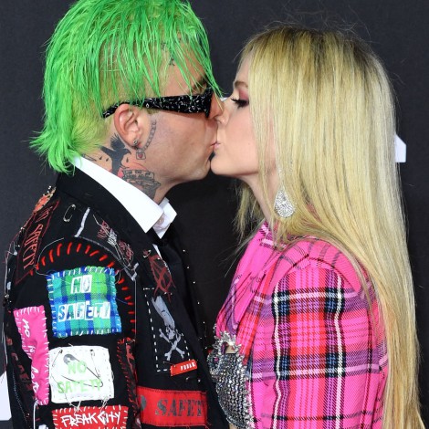 El apasionado beso de Avril Lavigne y Mod Sun en la alfombra roja de los MTV VMAs 2021