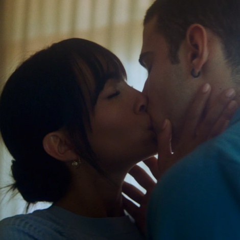 ¿Quién es el actor que se besa apasionadamente con Aitana en ‘Berlín’?