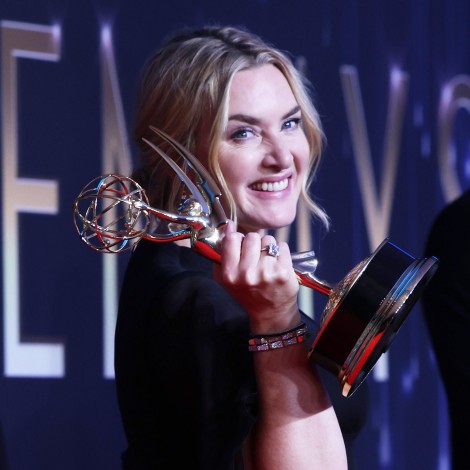 Kate Winslet y Olivia Colman: dos ‘reinas’ muy diferentes pero con igual éxito en los Emmy