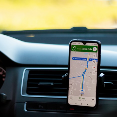 La DGT advierte: usar el móvil como GPS puede ser motivo de multa