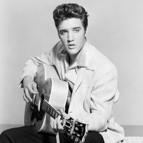 Un mítico cantante español cuenta cómo Elvis Presley le puso en el cuello un collar hawaiano, ¿será verdad?