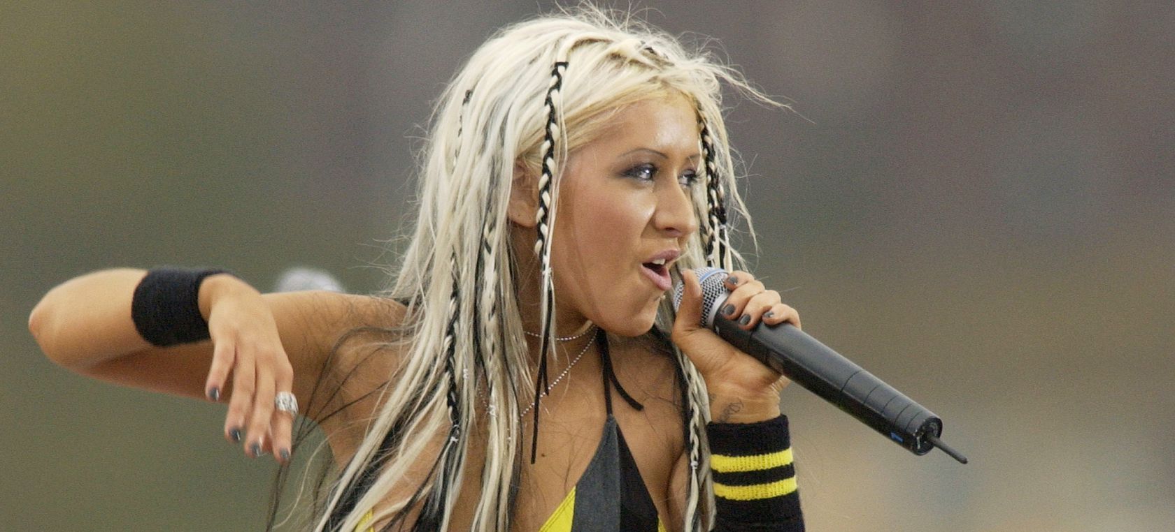 Christina Aguilera posa en topless para recrear la portada de ‘Stripped’