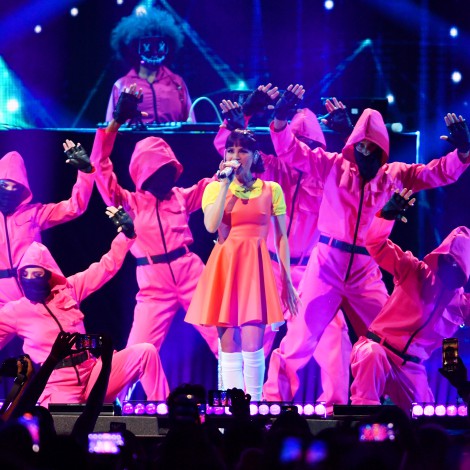 Natti Natasha impacta en su último concierto con su disfraz de ‘El juego del calamar’
