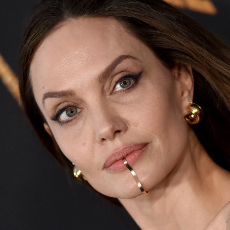¿Qué llevaba Angelina Jolie en la boca en la presentación de 'Eternals'?