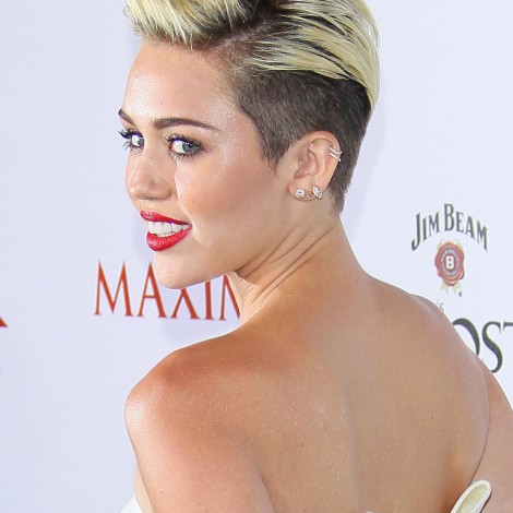 Miley Cyrus se lo quita todo para la portada más explosiva de 2021