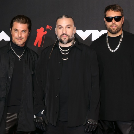 Swedish House Mafia y The Weeknd nos envuelven en el misterio en ‘Moth To A Flame’: así suena