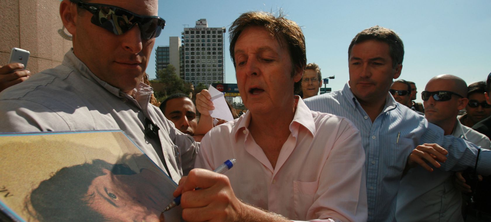 Paul McCartney no firmará más autógrafos a los fans: “Ambos sabemos quién soy”