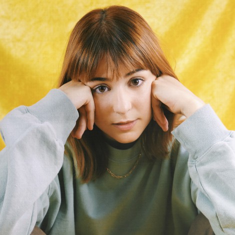 Júlia Blum vola alt amb la nova cançó 'nem fora': mira el videoclip en exclusiva