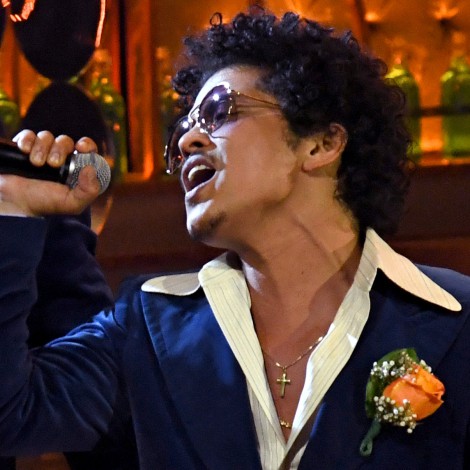 Bruno Mars viaja a los 70 con Silk Sonic en ‘Smokin Out The Window’, su nuevo tema