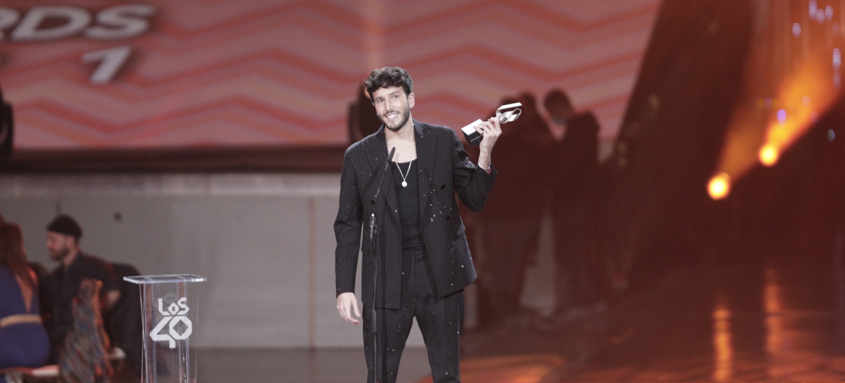 Sebastián Yatra recibe el premio a Mejor Artista de la Categoría Internacional Latina en LOS40 Music Awards