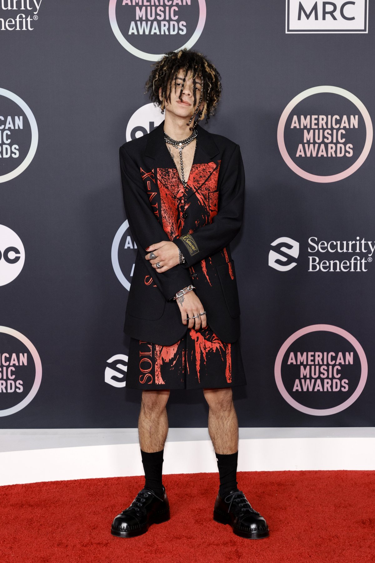 Iann Dior, en la alfombra roja de los American Music Awards 2021