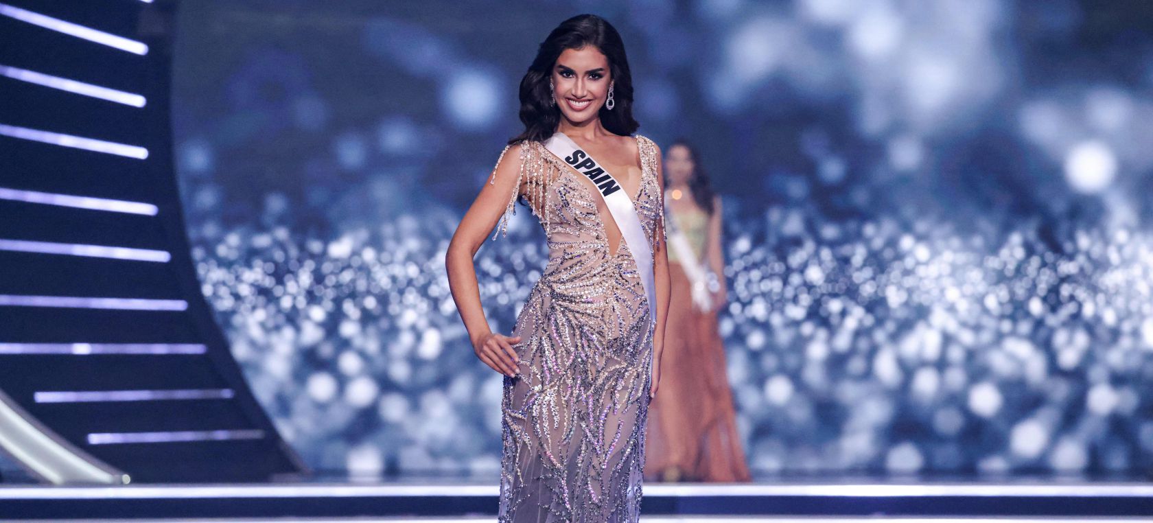 La representante española de Miss Universo, Sarah Loinaz, homenajea a La Palma con su vestido