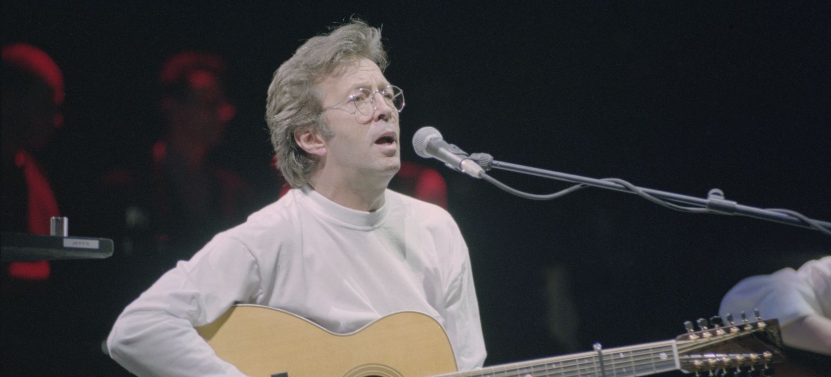 Eric Clapton se queda solo con sus mensajes negacionistas, antivacunas y racistas