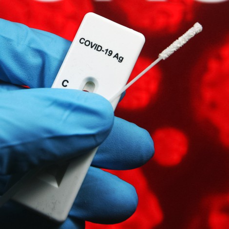 Si vas a hacerte un test de antígenos revisa la marca: Sanidad pide retirar del mercado los de Genrui Biotech