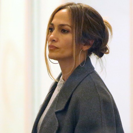 Jennifer Lopez abandona España tras un brote masivo de covid y lo hace marcando tendencia con su look