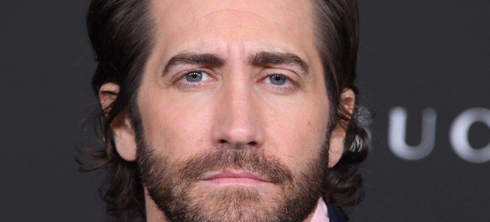 Revuelo en redes sociales por la sesión de fotos de Jake Gyllenhaal: ¿Es ‘Red’ (versión Jake)?