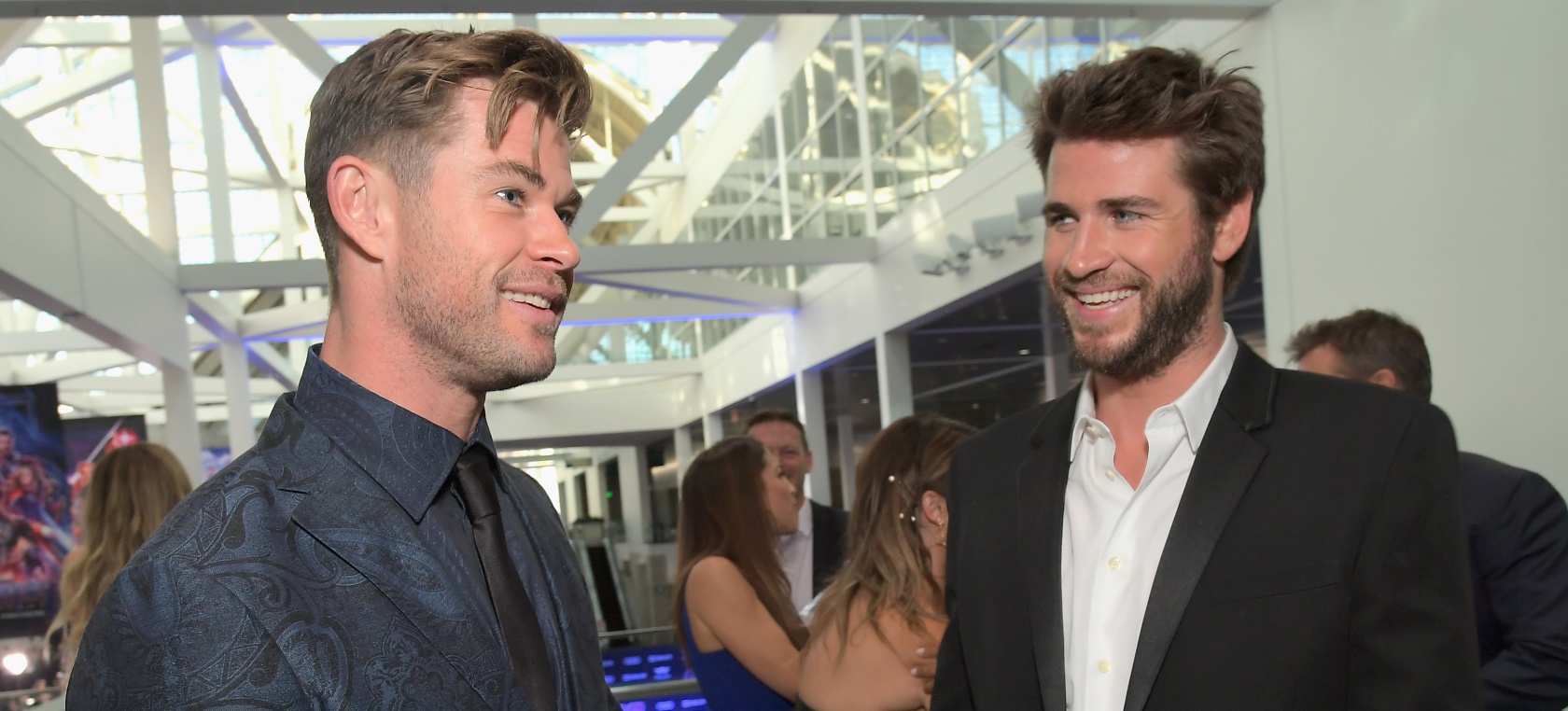 Chris Hemsworth felicita a su hermano Liam con una foto enseñando pectorales