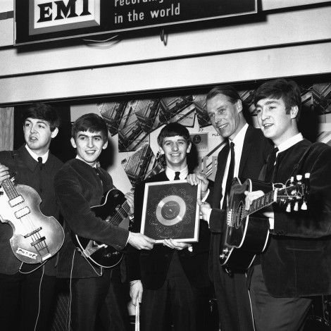 El tierno vídeo en el que George Martin explica a su nieta por qué trabajó con los Beatles