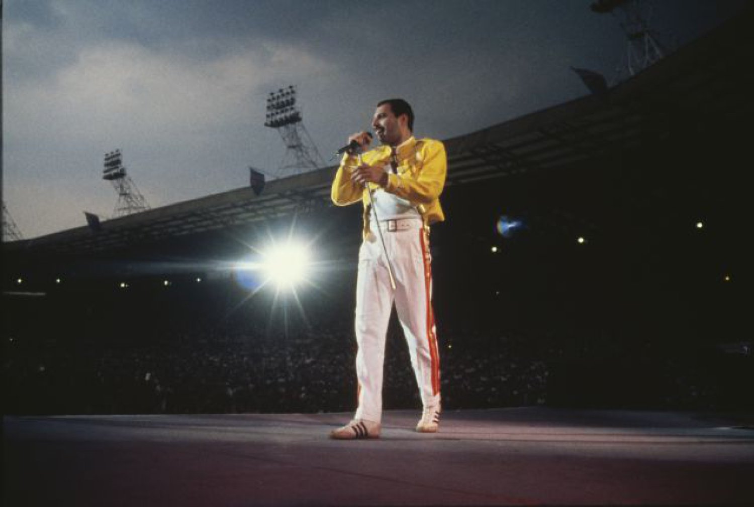 tetraedro Estable reacción La historia de la famosa chaqueta amarilla de Freddie Mercury | LOS40  Classic | LOS40