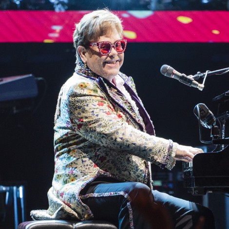 Elton John cancela conciertos tras dar positivo en covid a sus 74 años