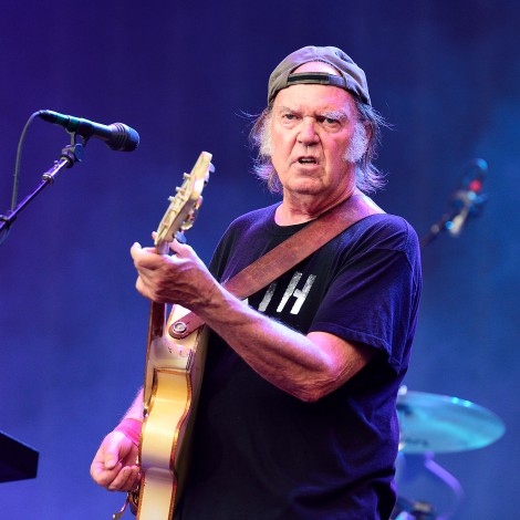 Neil Young amenaza a Spotify con retirar su música si no eliminan un podcast antivacunas
