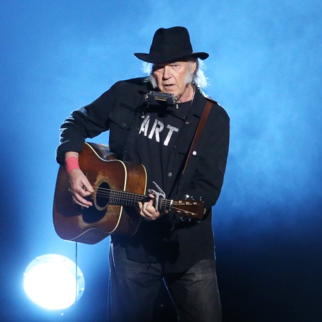 Neil Young cumple su amenaza y retira su música de Spotify