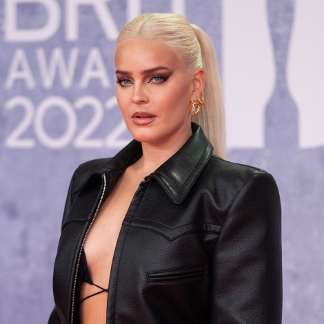 Anne-Marie se cae en directo sobre el escenario de los Premios BRIT pero consigue salir del paso