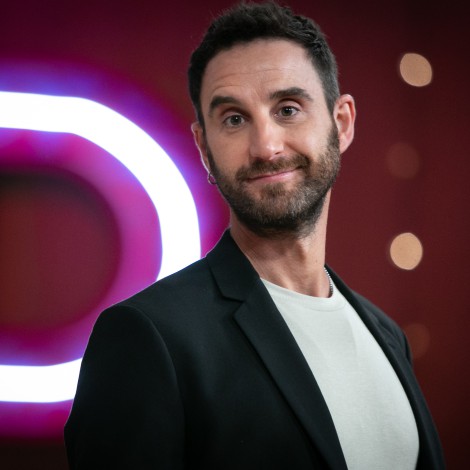 Dani Rovira comparte una aplaudida reflexión “sobre estar despierto en un mundo dormido”