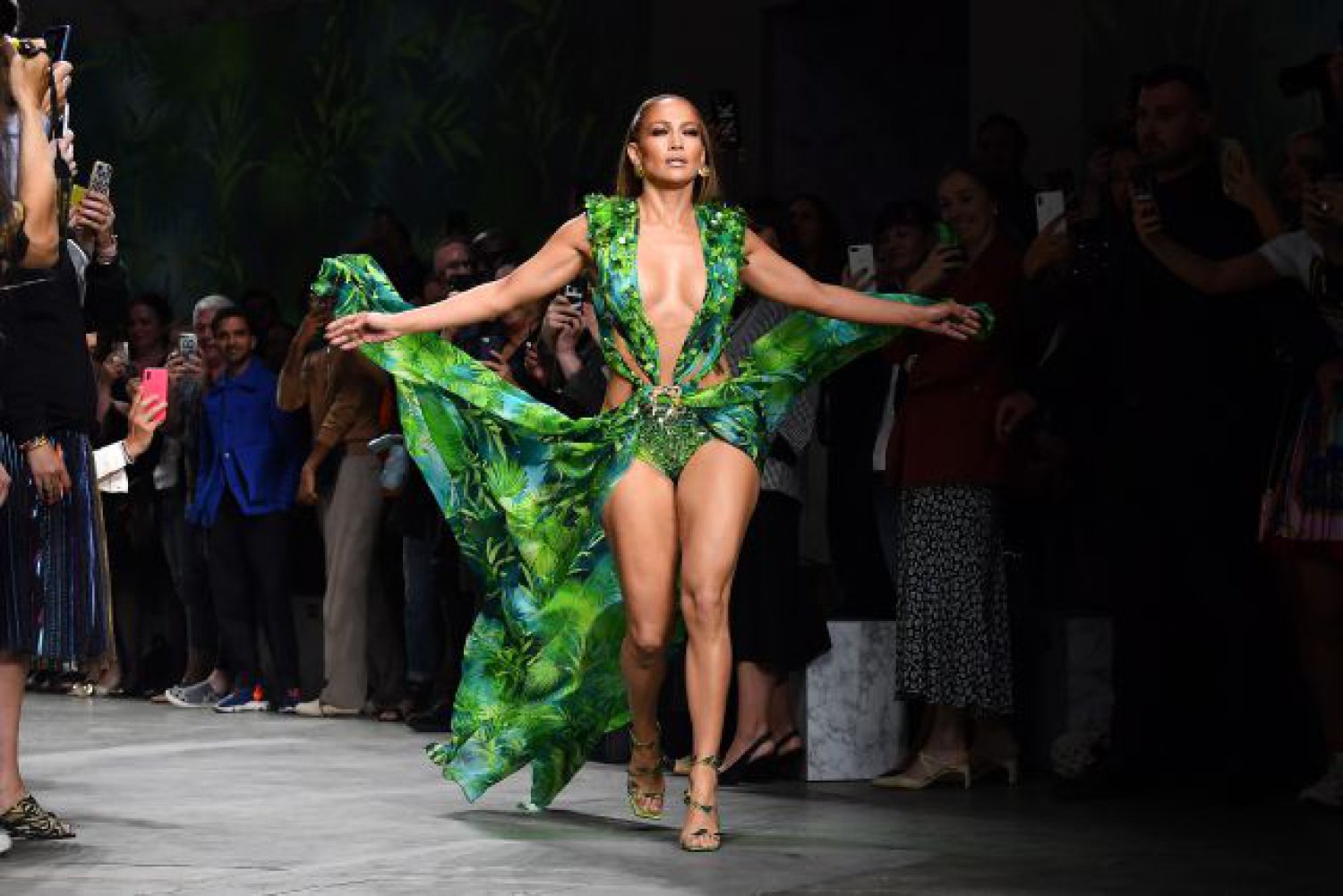 misericordia semanal Torneado Jennifer López enloqueció al mundo con su vestido verde jungla de Versace:  “¿Qué está pasando?” | LOS40 Classic | LOS40