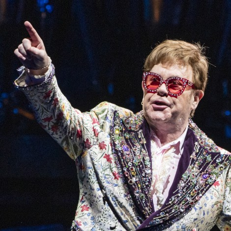 Elton John vive un drama en pleno vuelo en su jet privado con aterrizaje de emergencia incluido
