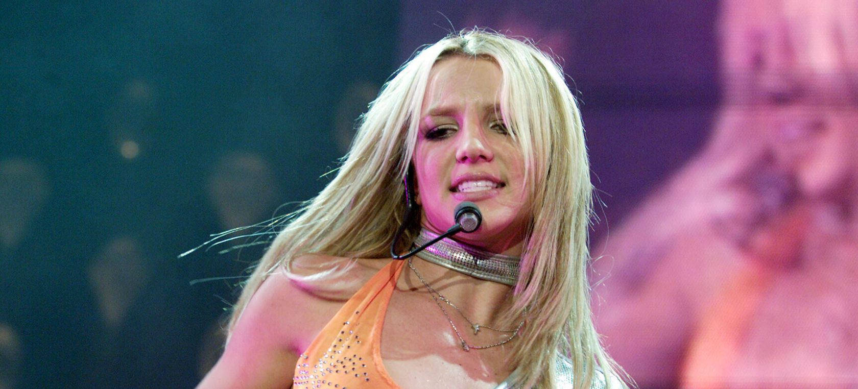 La historia del mono rojo de látex de Britney Spears: “Todo fue idea mía”