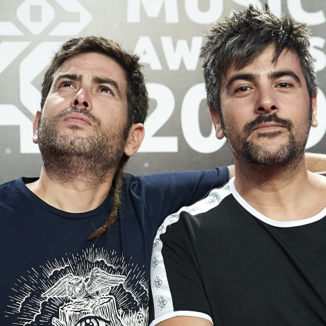 Fito y Fitipaldis y Estopa unen fuerzas en ‘Camiseta de Rokanrol’: mira el vídeo y la letra