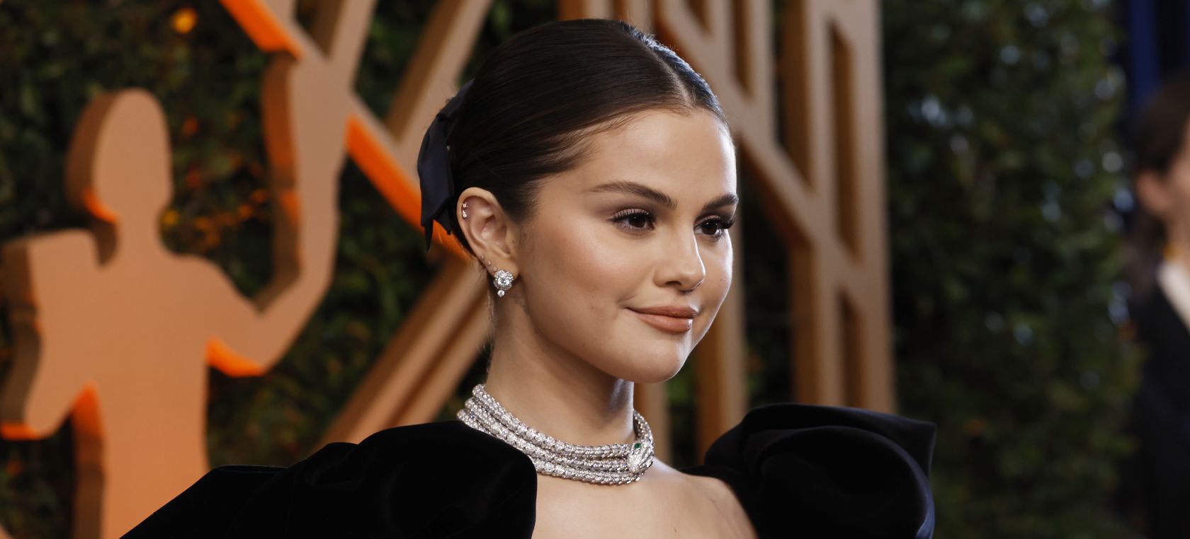 Selena Gomez se cae en los SAG Awards 2022 y termina presentando un premio descalza