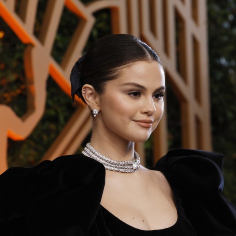Selena Gomez se cae en los SAG Awards 2022 y termina presentando un premio descalza