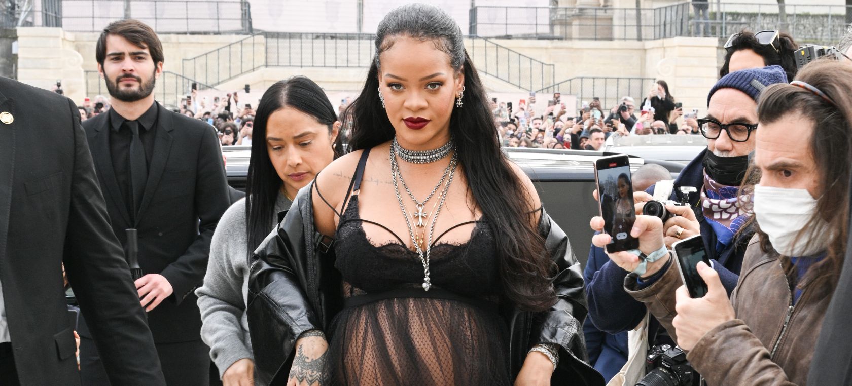 El impresionante y transparente look premamá de Rihanna en París