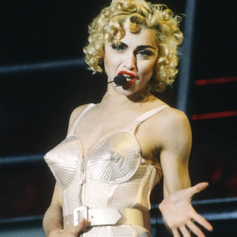 Madonna y Jean-Paul Gaultier: La historia del corsé de satén rosa cónico e icónico en la moda y el pop